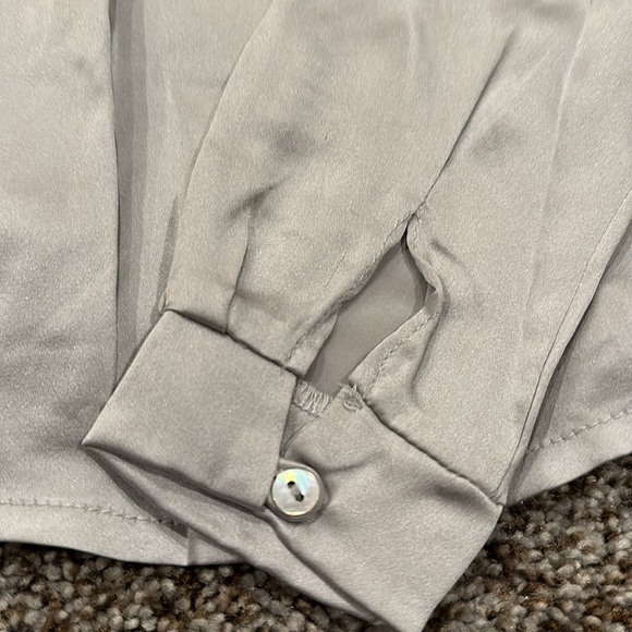 NWT Pearly Gray Josie Silk Blouse with shell buttons by FLORENCE FANCY 🌹 - Picture 3 of 6